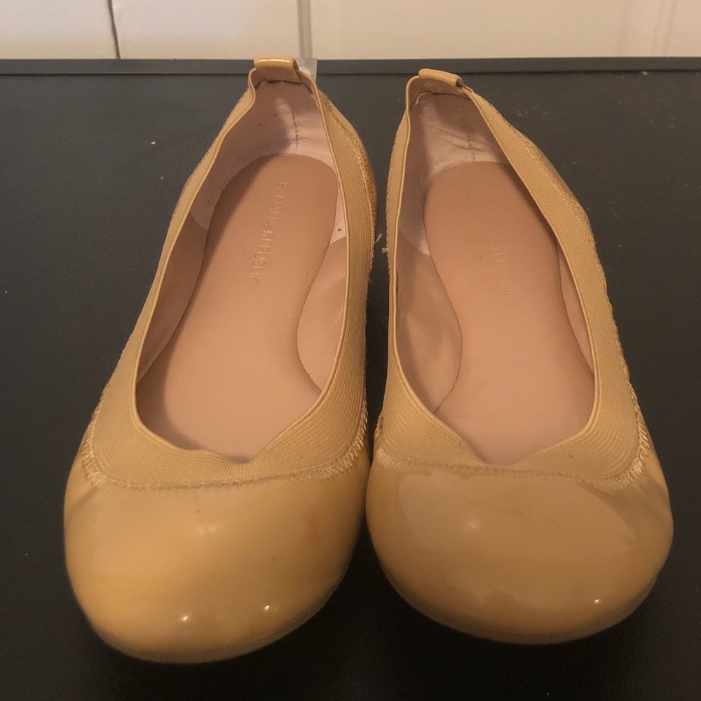 Banana Republic tan flat